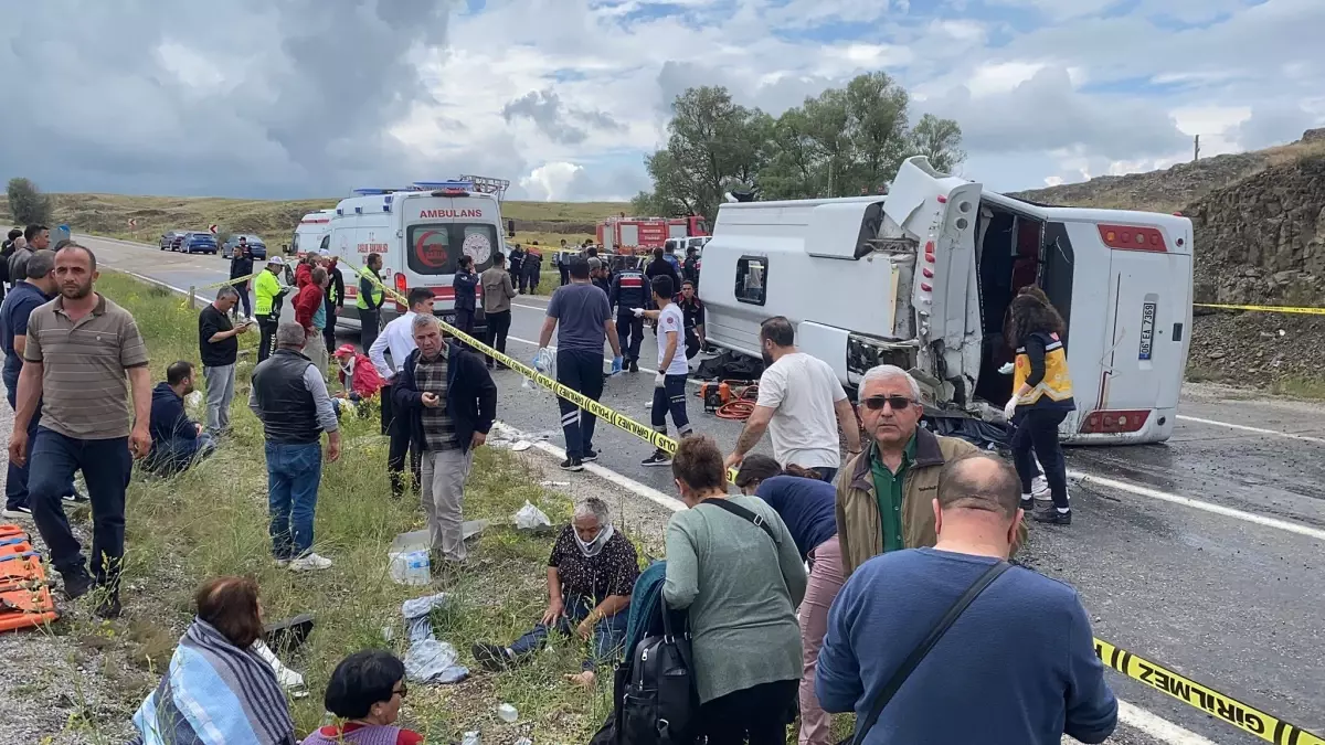 Taziye dönüşü midibüs şarampole devrildi: 2 ölü, 27 yaralı