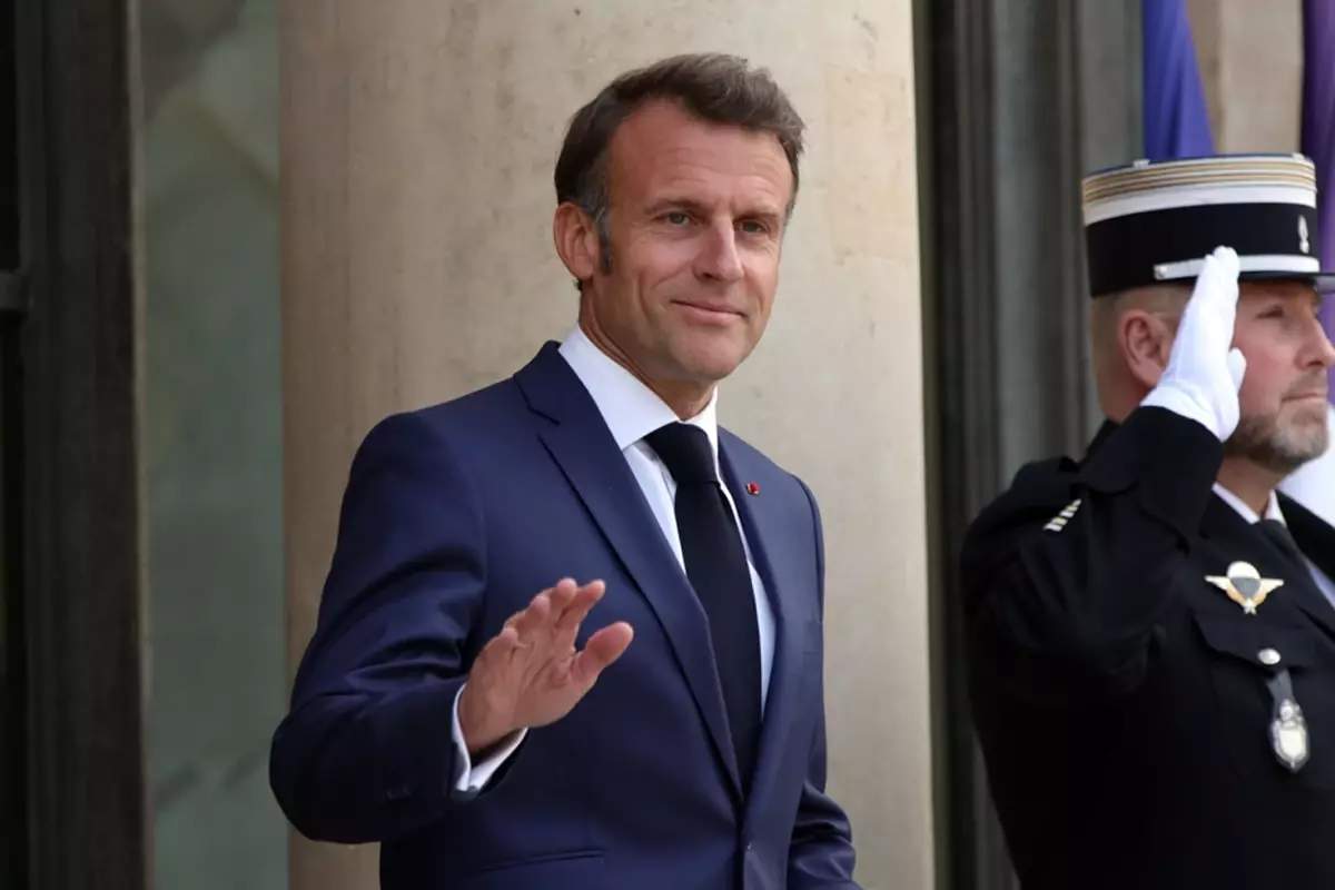 Macron'un Heykeli Müze'den Çalındı