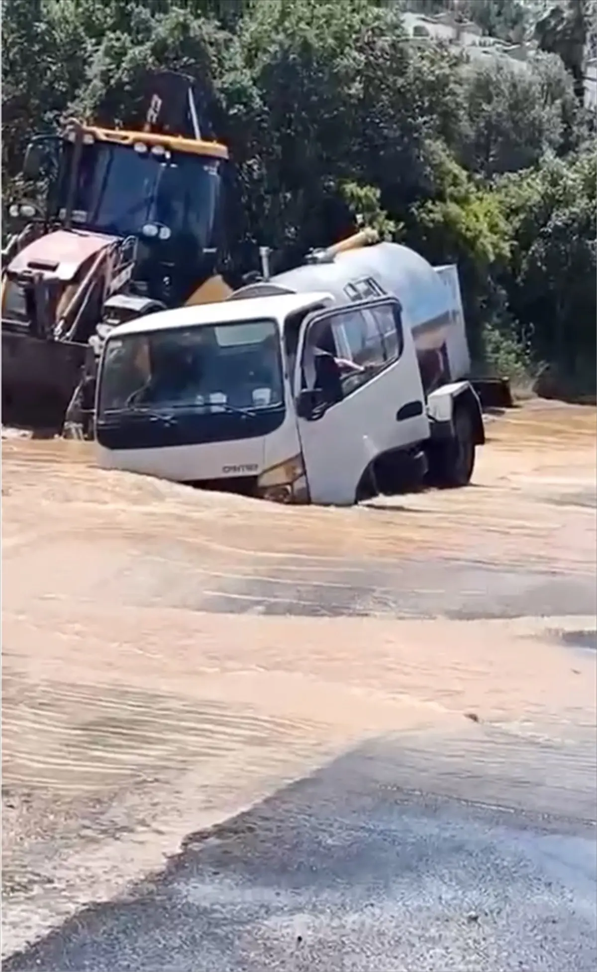 Bodrum'da Su Hattı Patladı, Tanker Çukura Düştü