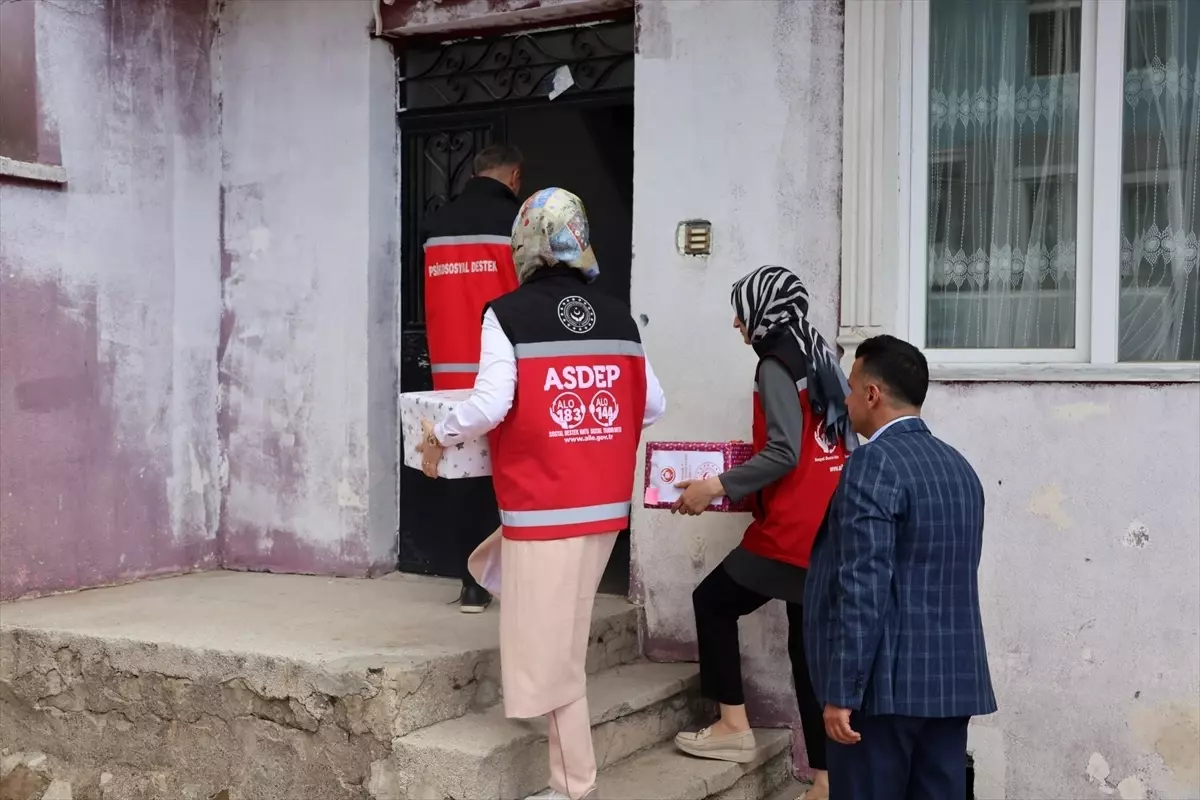 Erzurum'da 200 Çocuğa Bayramlık Dağıtıldı