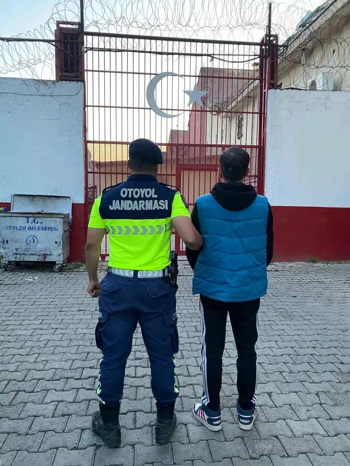 Düzensiz Göçmen Operasyonunda Suçlu Yakalandı