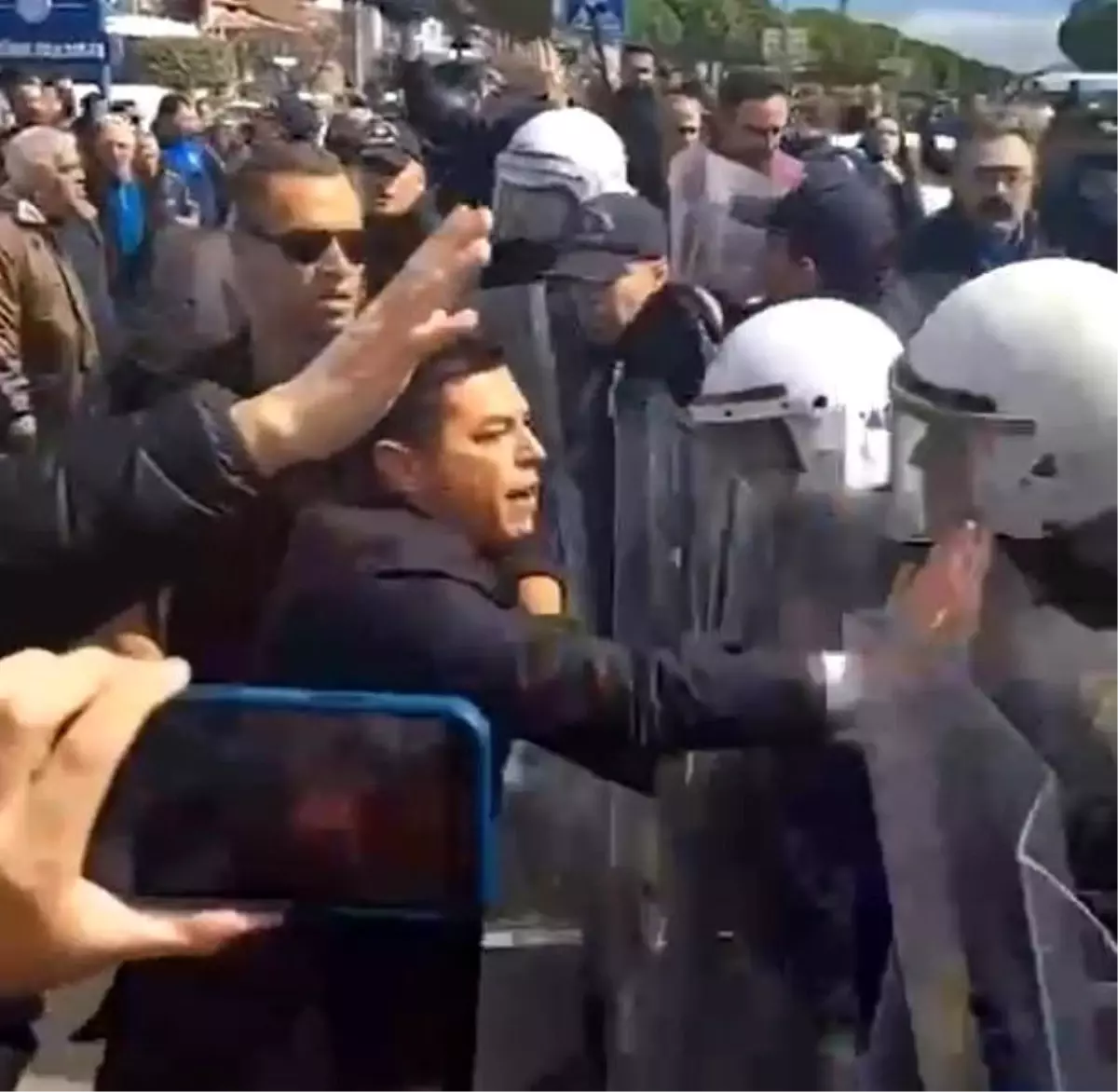 CHP'li Başkan Acar Ünlü ve 4 Kişiye Kamu Görevlisine Direnme Suçundan Dava Açıldı