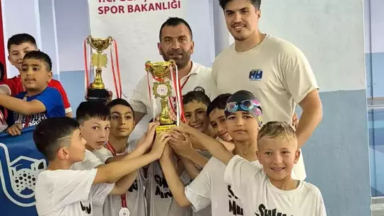 Çorum'da Yüzme Yarışları Heyecanı