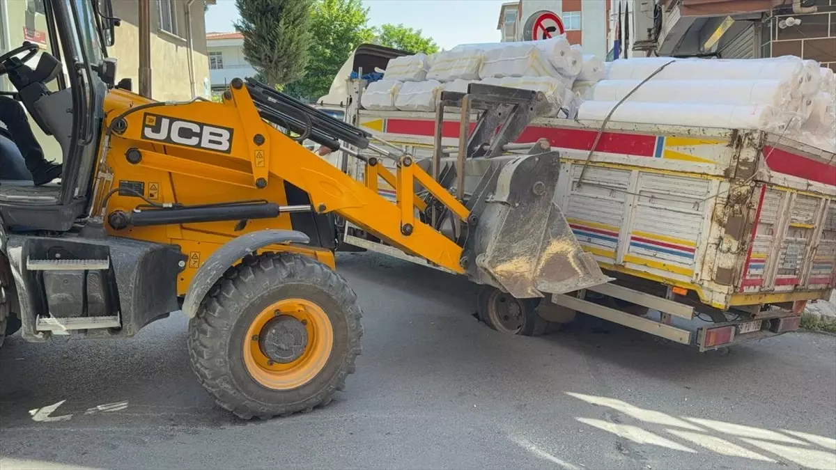Esenler'de Kamyon Çukura Girdi