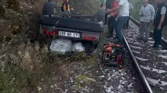 Dursunbey'de Otomobil Tren Yoluna Uçtu