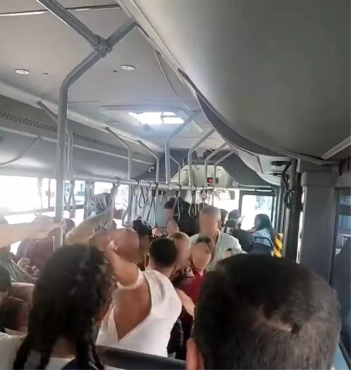 İstanbul'da Otobüste Taciz Kavgaya Dönüştü