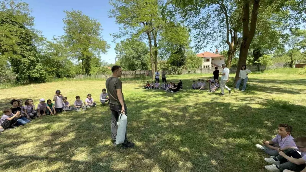 Üniversiteliler, ilkokul öğrencilerine kamp eğitimi verdi