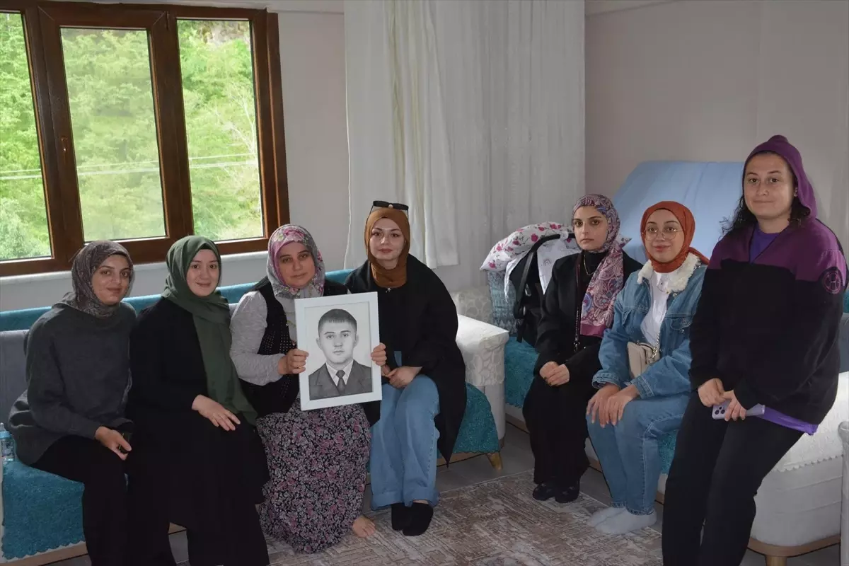 Görele'de üniversite öğrencilerinin resimleri cami avlusunda sergilendi