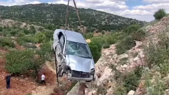 Besni'de Otomobil Şarampole Yuvarlandı: 1 Yaralı