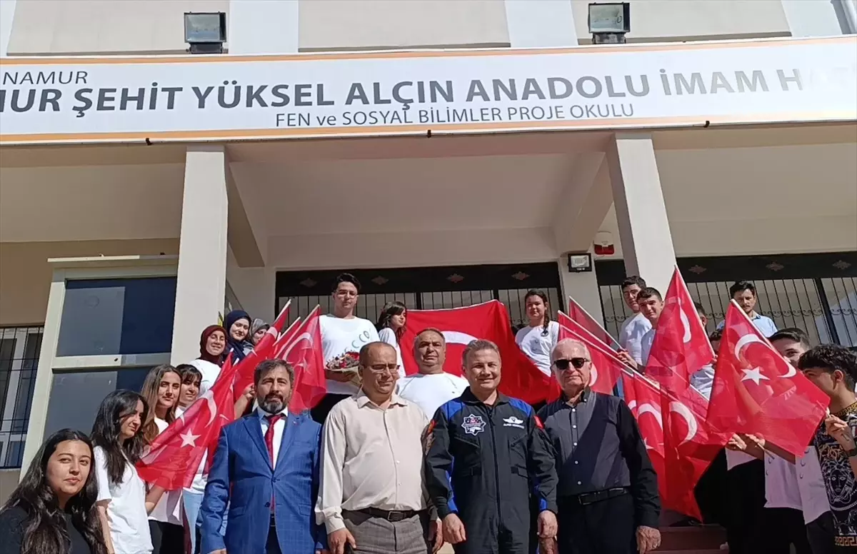 Türkiye'nin ilk astronotu Gezeravcı Mersinli öğrencilere uzay yolculuğunu anlattı