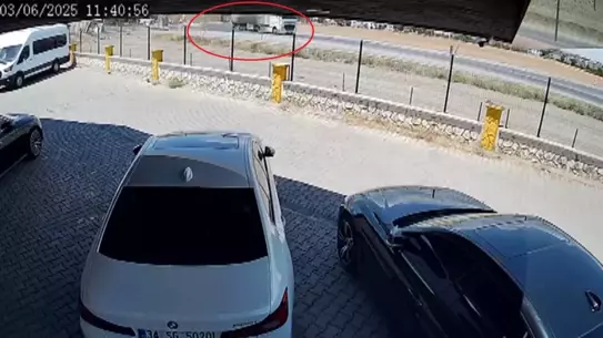 Bismil'de TIR Devrildi, Sürücü Kurtarıldı