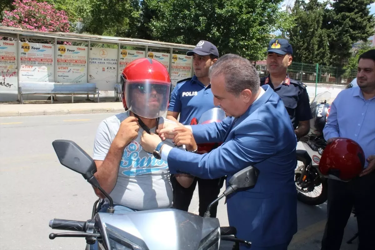 Anamur'da Motosiklet Sürücülerine Kask Dağıtıldı