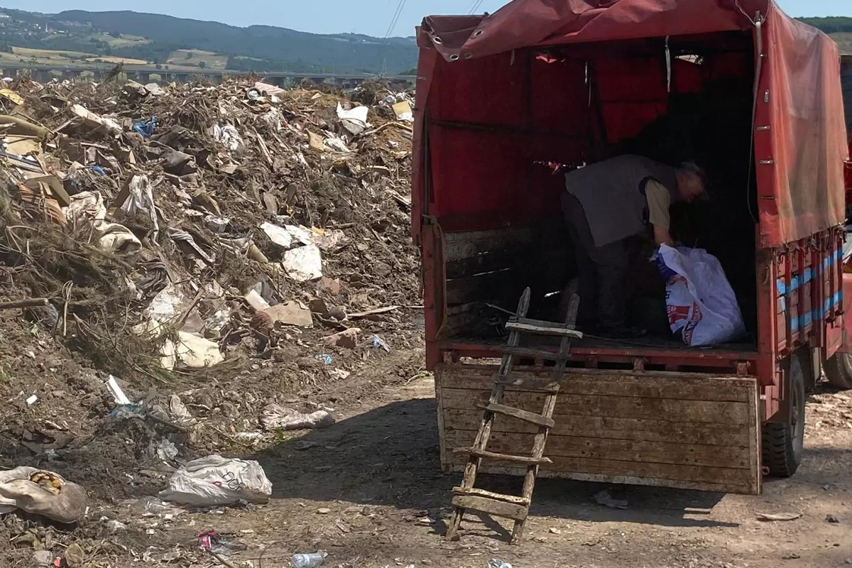 İzmit'te Kurbanlık Satıcıları Çöplükte Mağdur