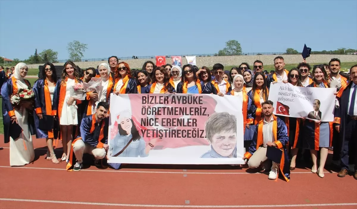 Sinop Üniversitesinin mezuniyet töreninde öğrenciler İsrail'in Gazze'ye saldırılarını kınadı