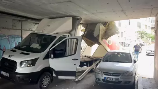 Kamyonet Alt Geçitte Sıkıştı