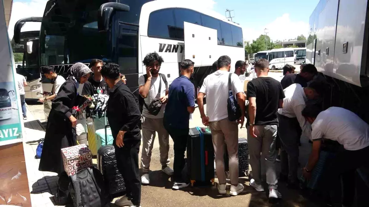 Kurban Bayramı'nda Van Otogarı'nda Yoğunluk