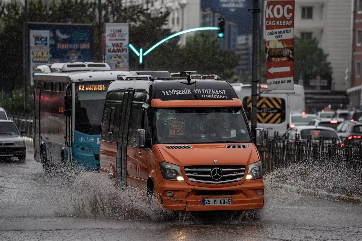 Erzurum'da Şiddetli Sağanak Hayatı Felç Etti