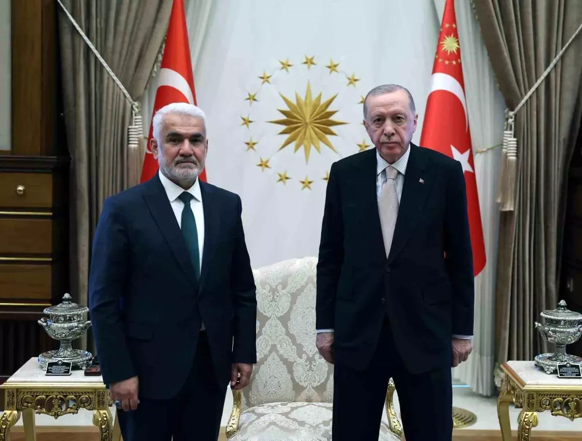Cumhurbaşkanı Recep Tayyip Erdoğan, Hür Dava Partisi (HÜDA PAR) Genel Başkanı Zekeriya Yapıcıoğlu'nu Cumhurbaşkanlığı Külliyesi'nde kabul etti.