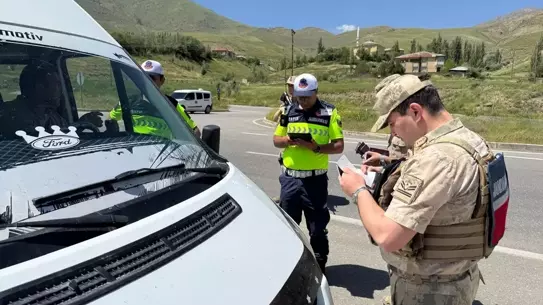 Yüksekova'da Jandarma Denetimi: 5 Sürücüye Ceza!