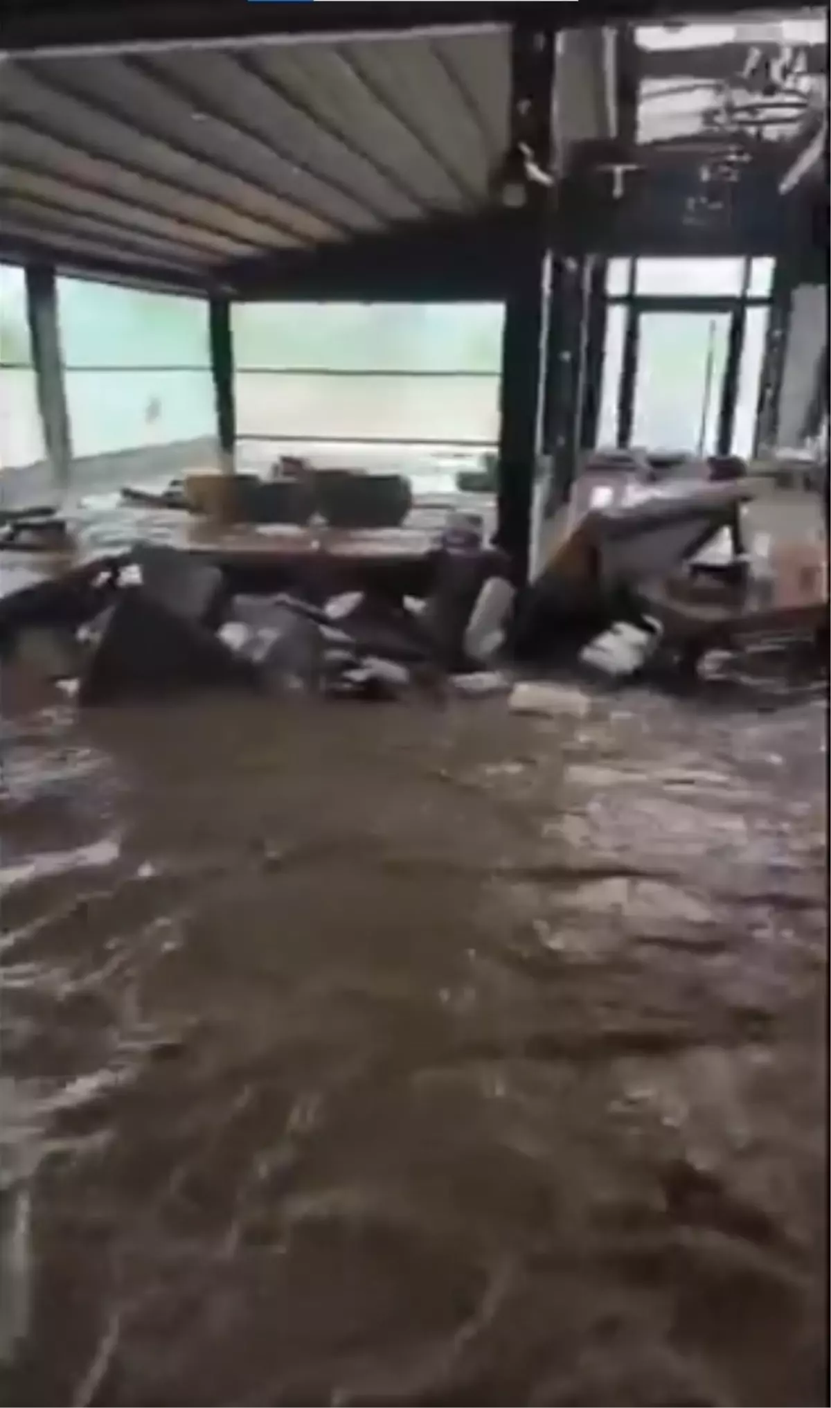 Trabzon'da sel felaketi! Kebapçıyı sular bastı