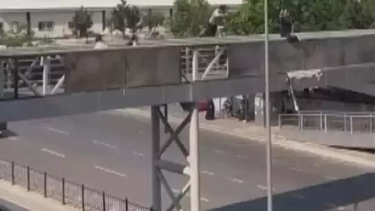 Kartal'da Üst Geçitten Düşme Anı