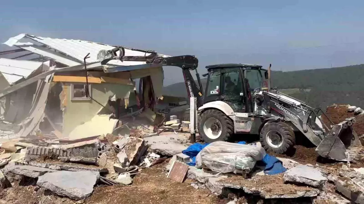Hatay'da Kaçak Yapılar Kontrollü Olarak Yıkıldı
