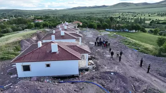 Arguvan'da Deprem Konutları İnşaatı Devam Ediyor