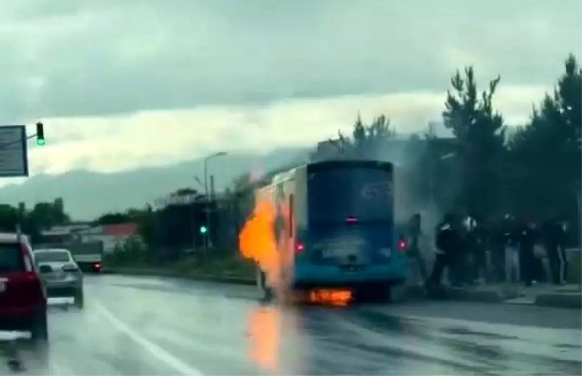 Erzurum'da Belediye Otobüsü Alev Aldı, Yolcular Panik İçinde Kendilerini Dışarı Attı