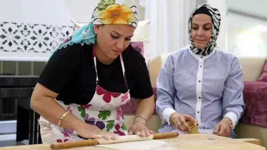 Kadınlar Bayramda Baklava Satarak Dayanışma Sağlıyor
