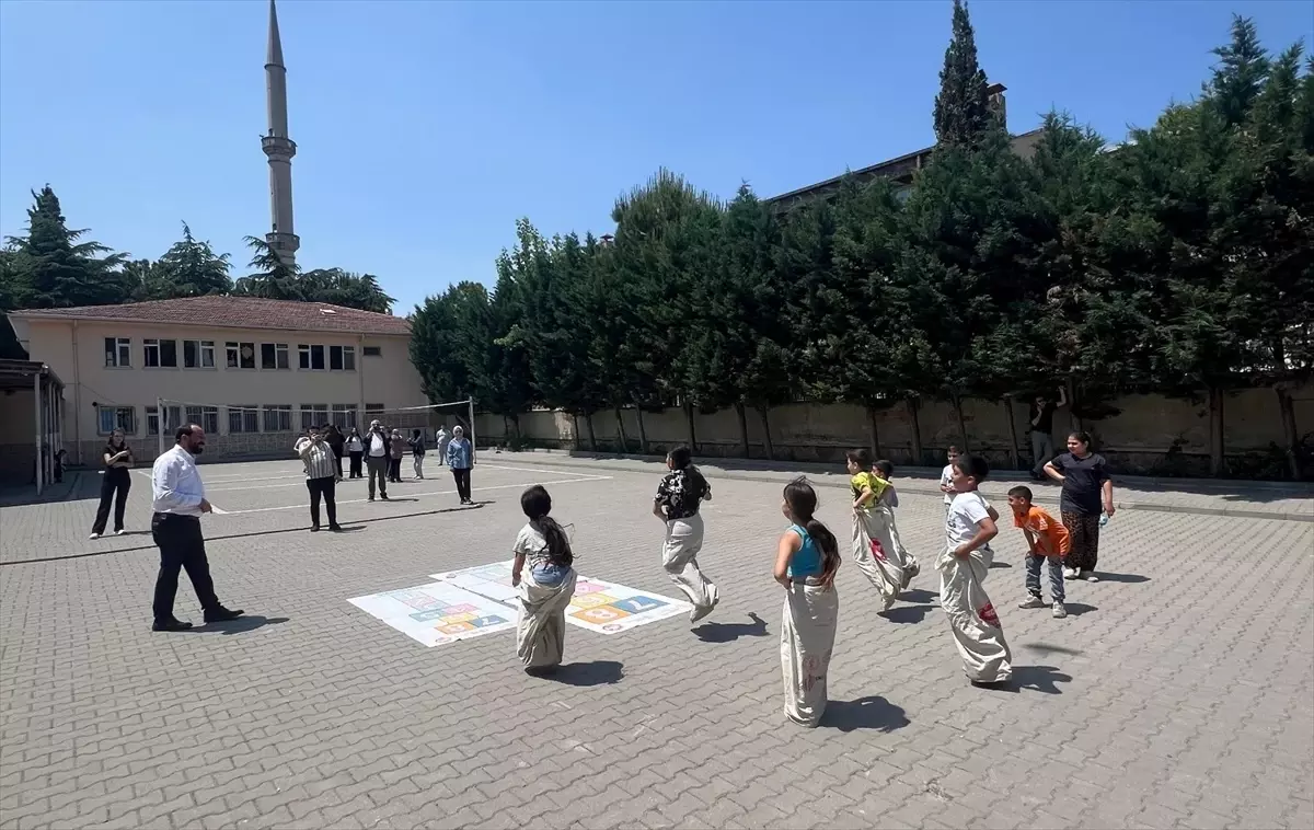 İnegöl'de Roman Öğrencilere Kütüphane Etkinliği