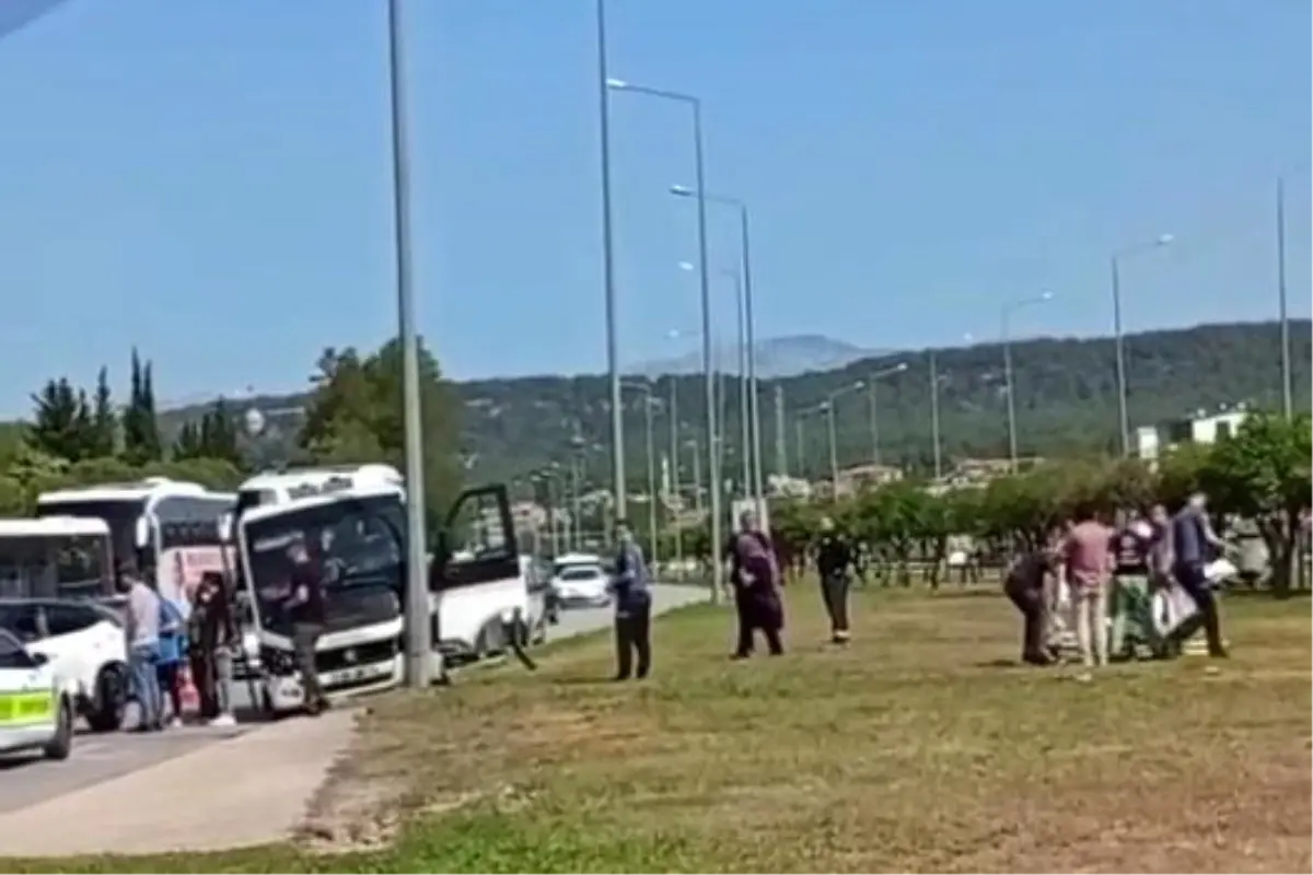 Antalya'da Freni Patlayan Minibüs Kaza Yaptı