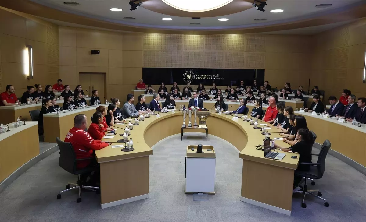 BOTAŞ Spor Kulübü Şampiyonları Bakan Bayraktar'ı Ziyaret Etti