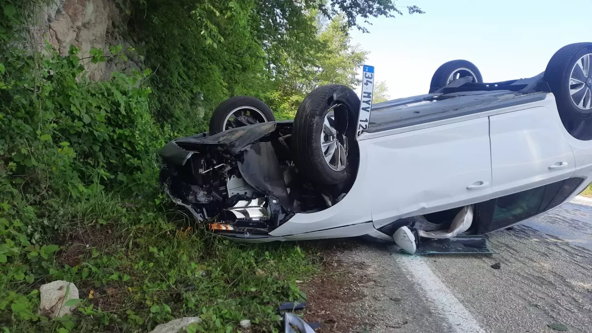 Cide'de Takla Atan Araçta 3 Yaralı