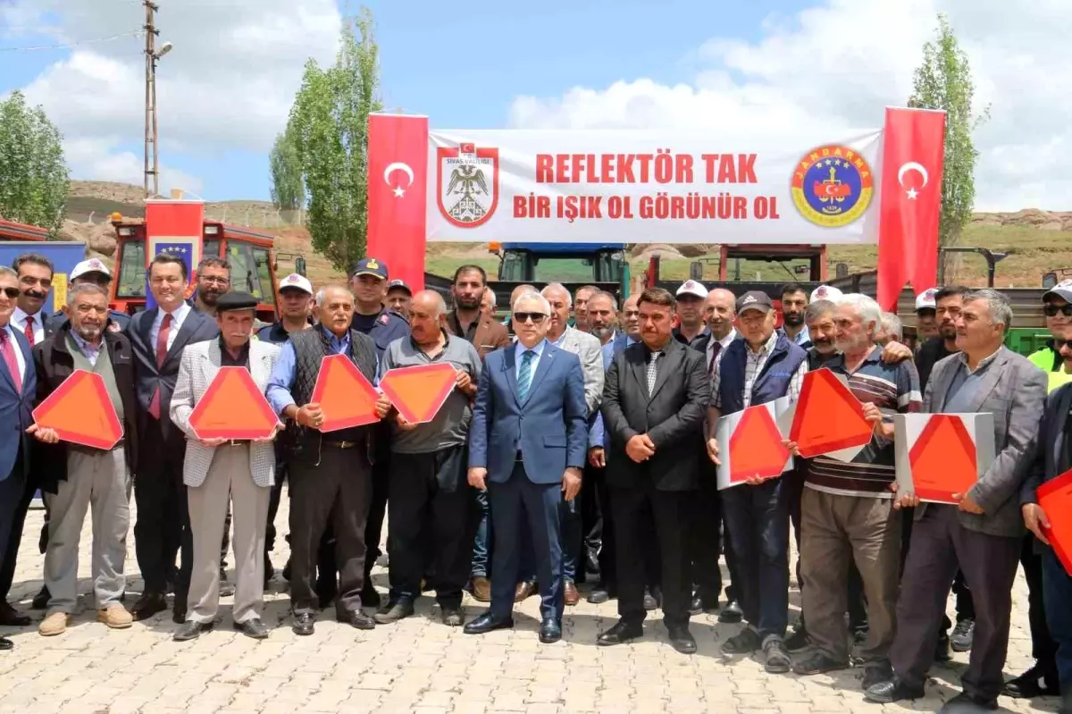 Sivas'ta Çiftçilere Reflektör Dağıtıldı