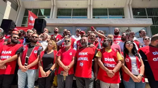 İzmir'de Grevdeki İşçiler Sendikalarına Yetki Verdi