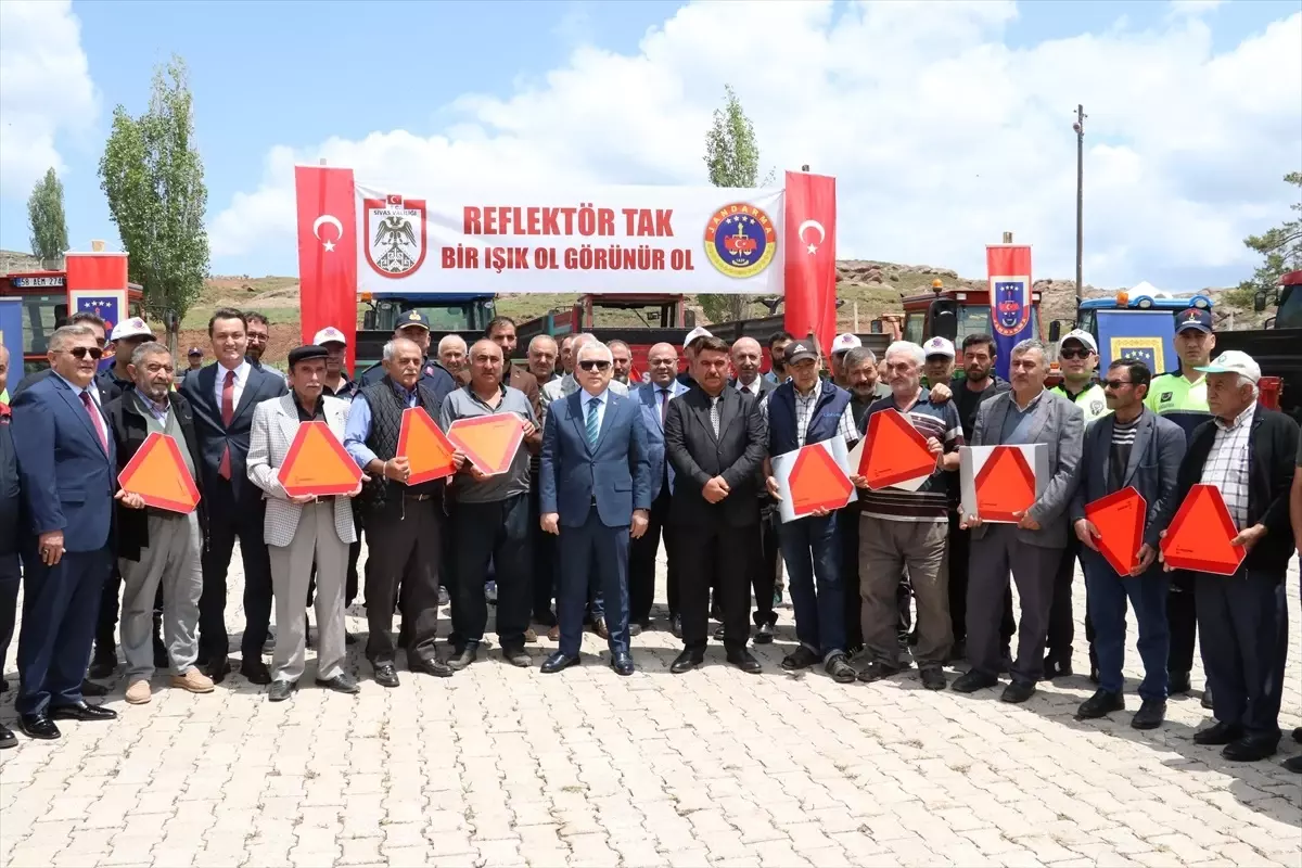 Sivas'ta Çiftçilere Reflektör Dağıtımı