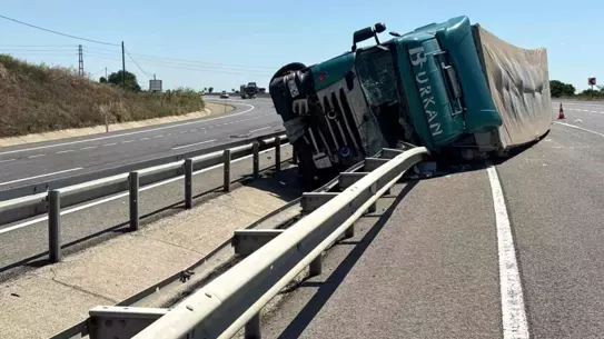 Malkara Yolunda Tır Devrildi, Sürücü Yaralandı