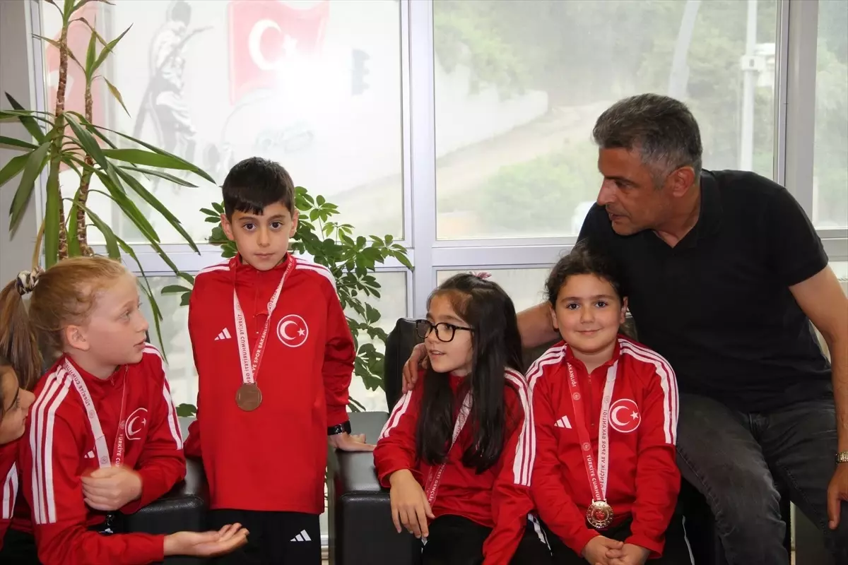Karateciler Başkan İbaş'ı Ziyaret Etti