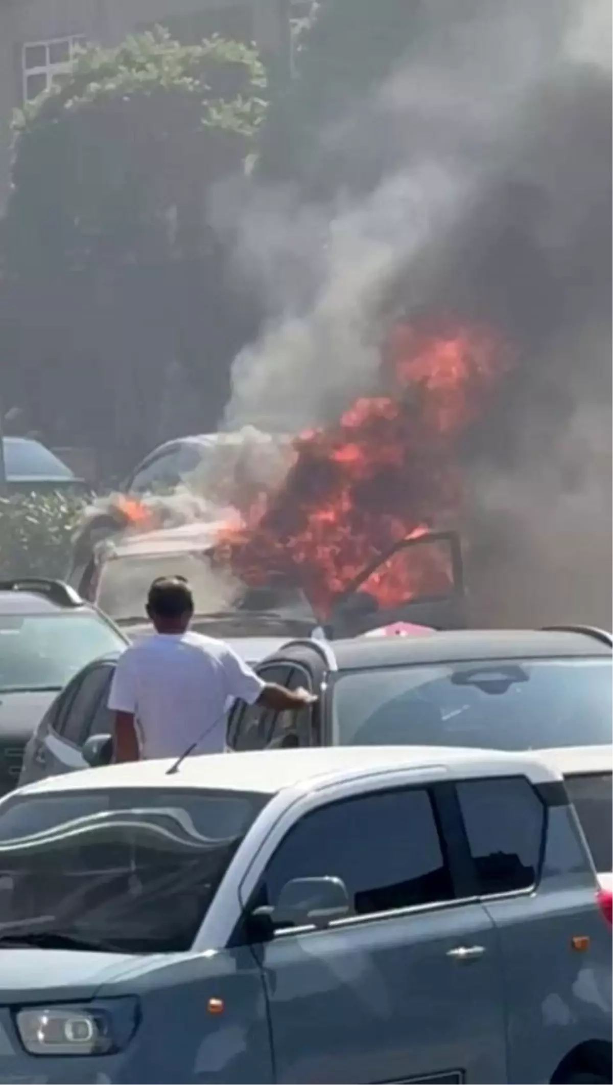 Kartal'da Seyir Halindeki Araçta Yangın