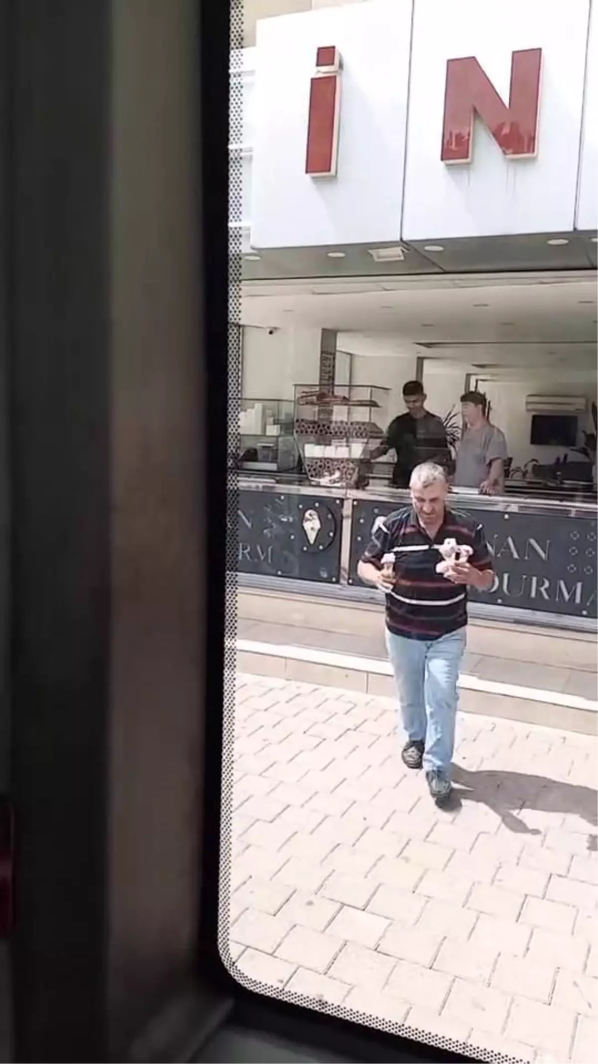Adana'da Şoförden Çocuklara Dondurma İkramı