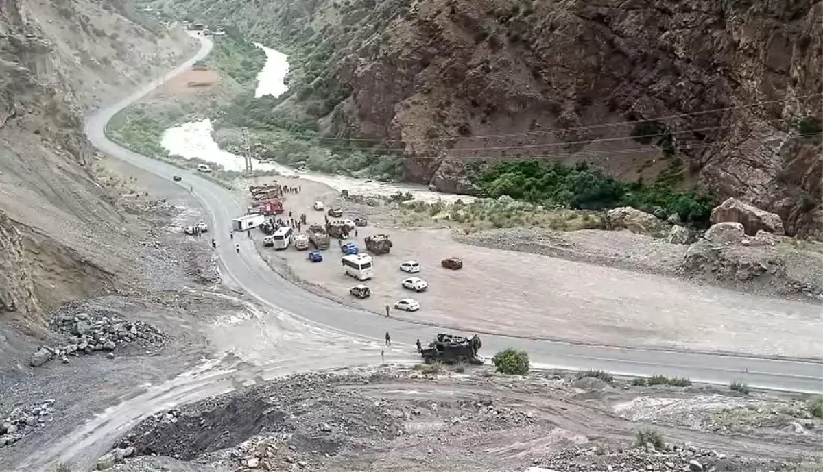 Hakkari'de Midibüs Devrildi: 6 Asker Yaralı