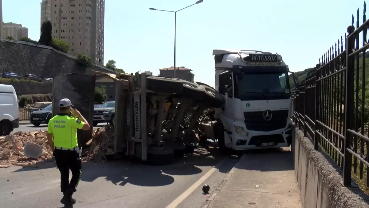 Maltepe'de Hafriyat Kamyonu Devrildi