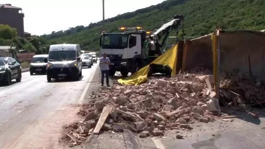 Maltepe'de Kamyon Devrildi, Yol Kapandı