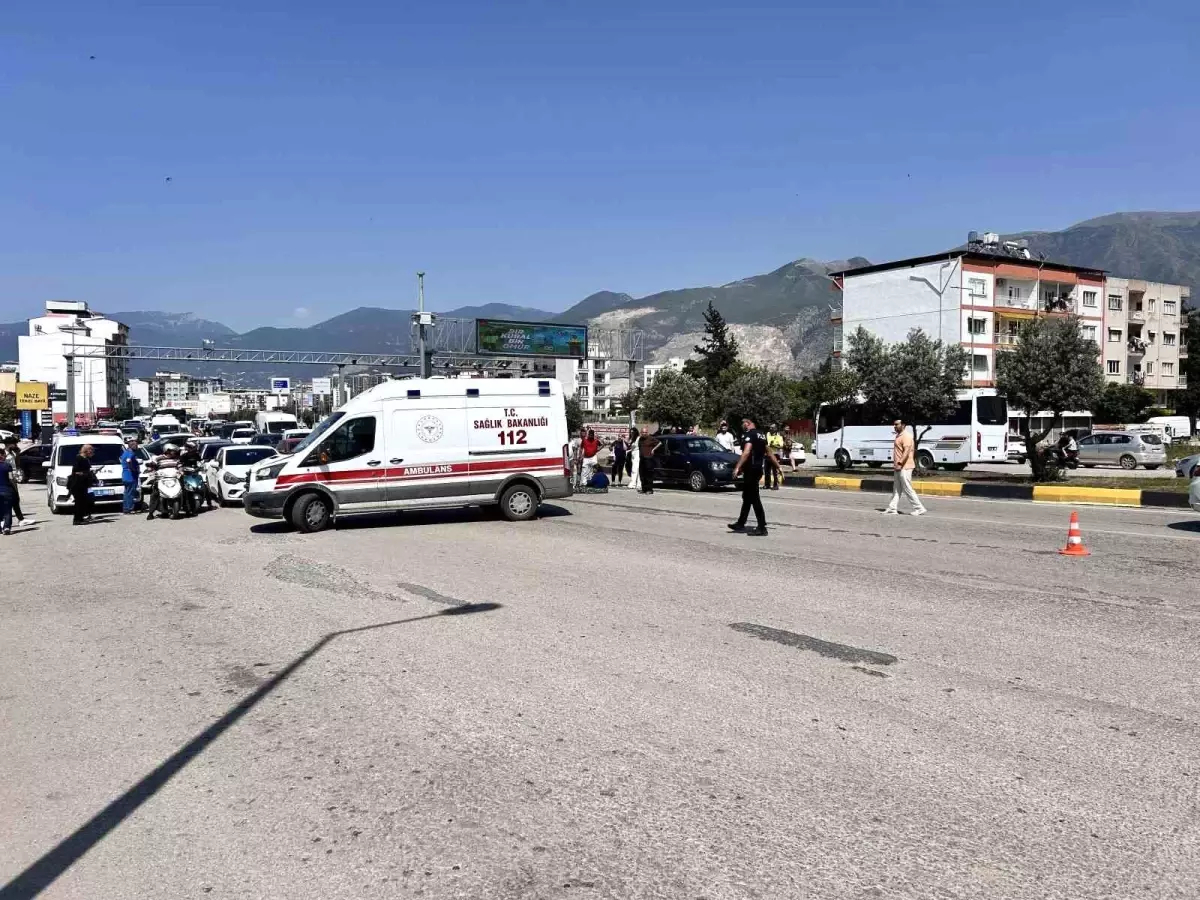 İskenderun'da Yaşlı Kadına Araç Çarptı