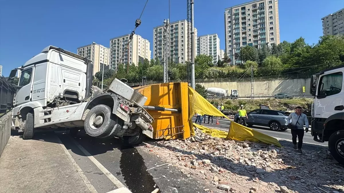 Maltepe'de Hafriyat Kamyonu Devrildi, Yol Kapandı