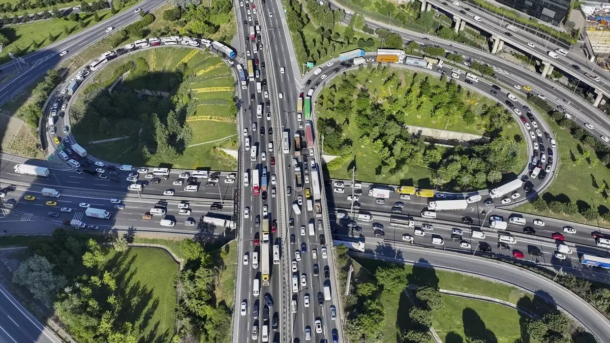 İstanbul'da bayram öncesi trafik yoğunluğu yaşanıyor