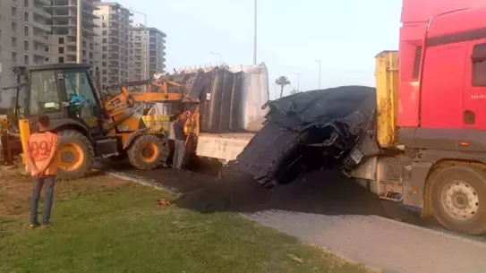 Tarsus'ta Tırın Yükü Yola Savruldu