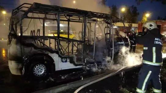 Antalya'da Halk Minibüsü Yangınında Sürücü Yaralandı