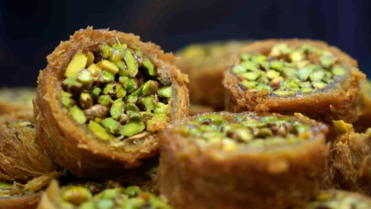 İzmir'de Baklava Ustaları Bayram İçin Çalışıyor
