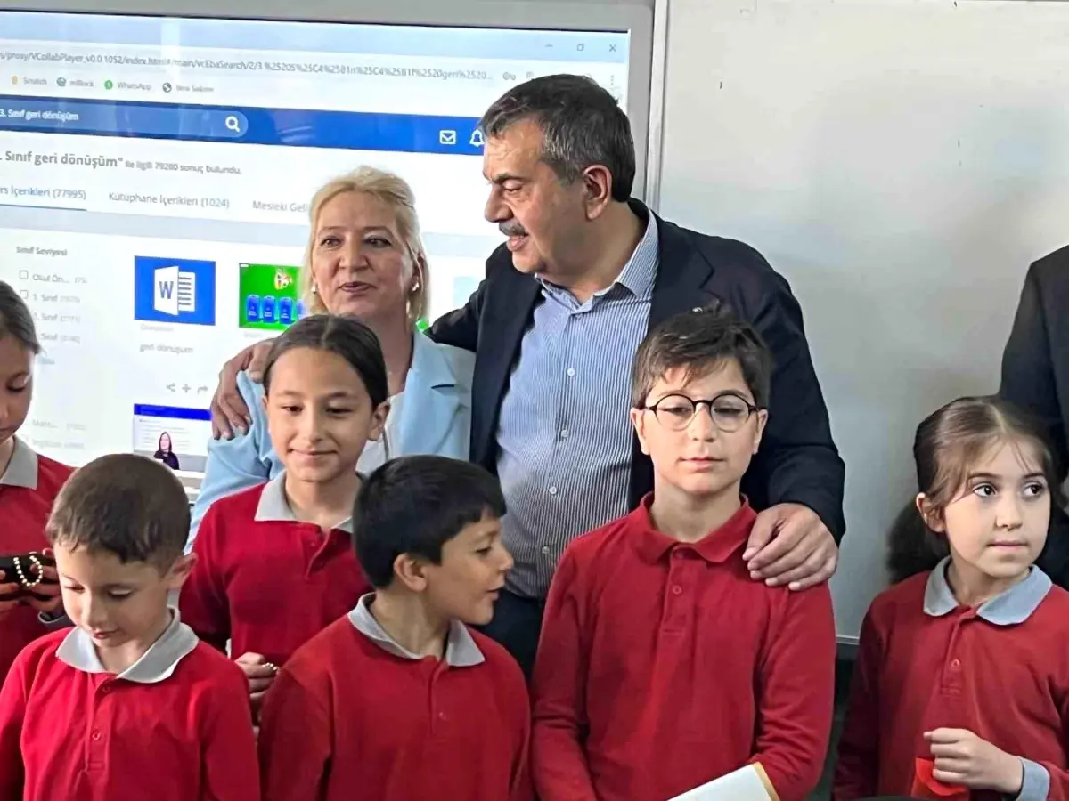 Bakan Tekin, Erzurum'da Öğrencilerle Bayram Coşkusu Yaşadı